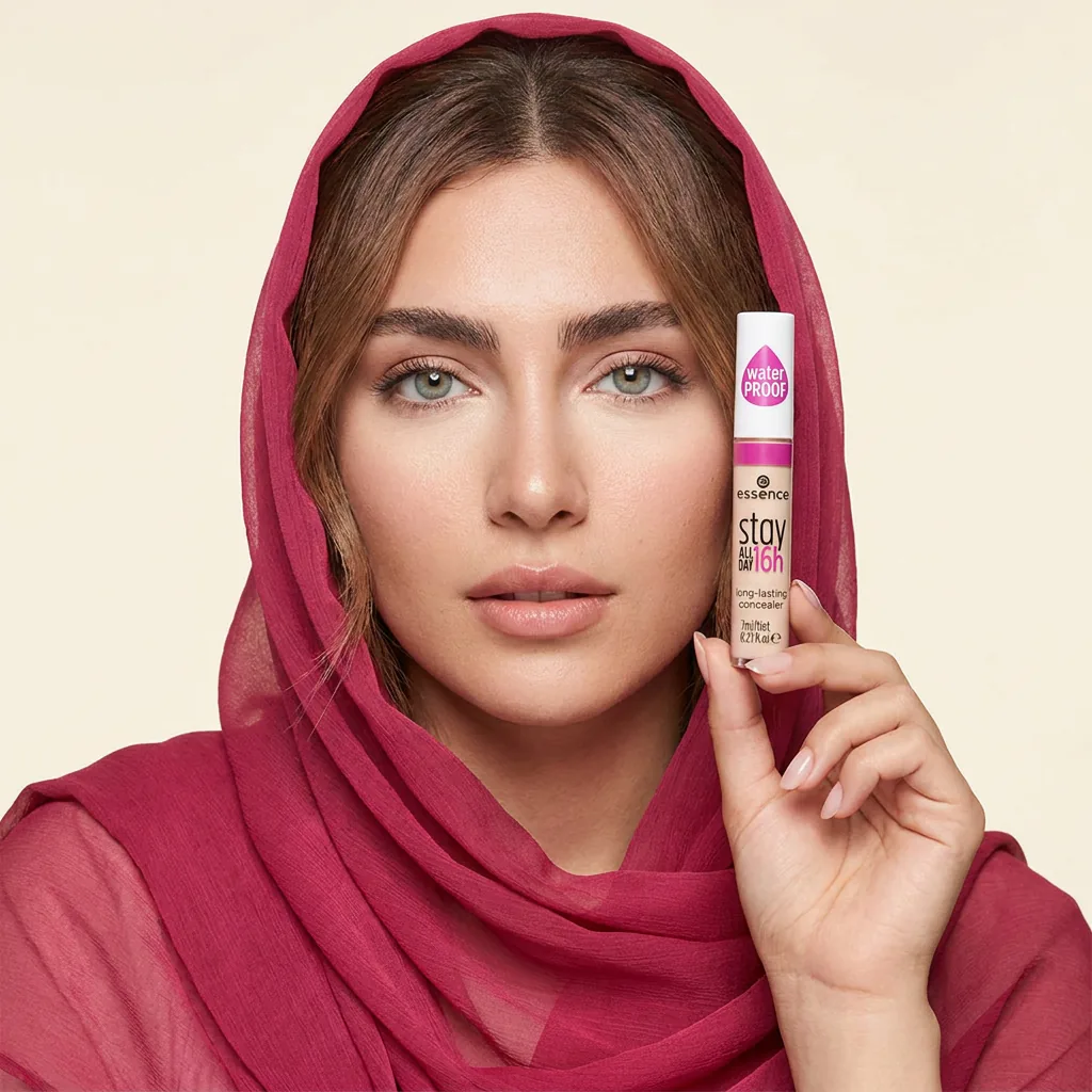 کانسیلر اسنس مدل Stay All Day 16h شمارهٔ ۱۰ حجم ۷ میلیلیتر — روی مدل