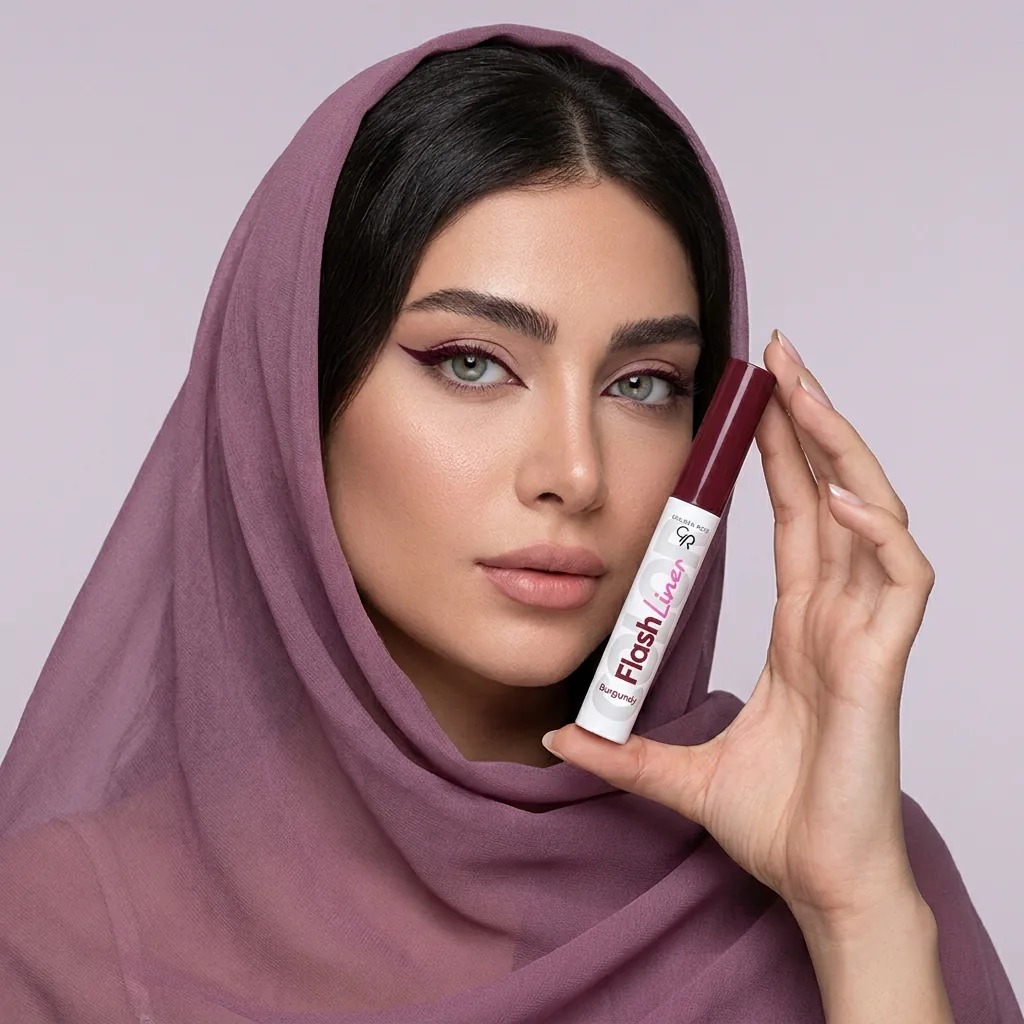 خط چشم مویی رنگی گلدن رز مدل Color Flash Liner حجم ۳٫۵ میلیلیتر، رنگ زرشکی — روی مدل