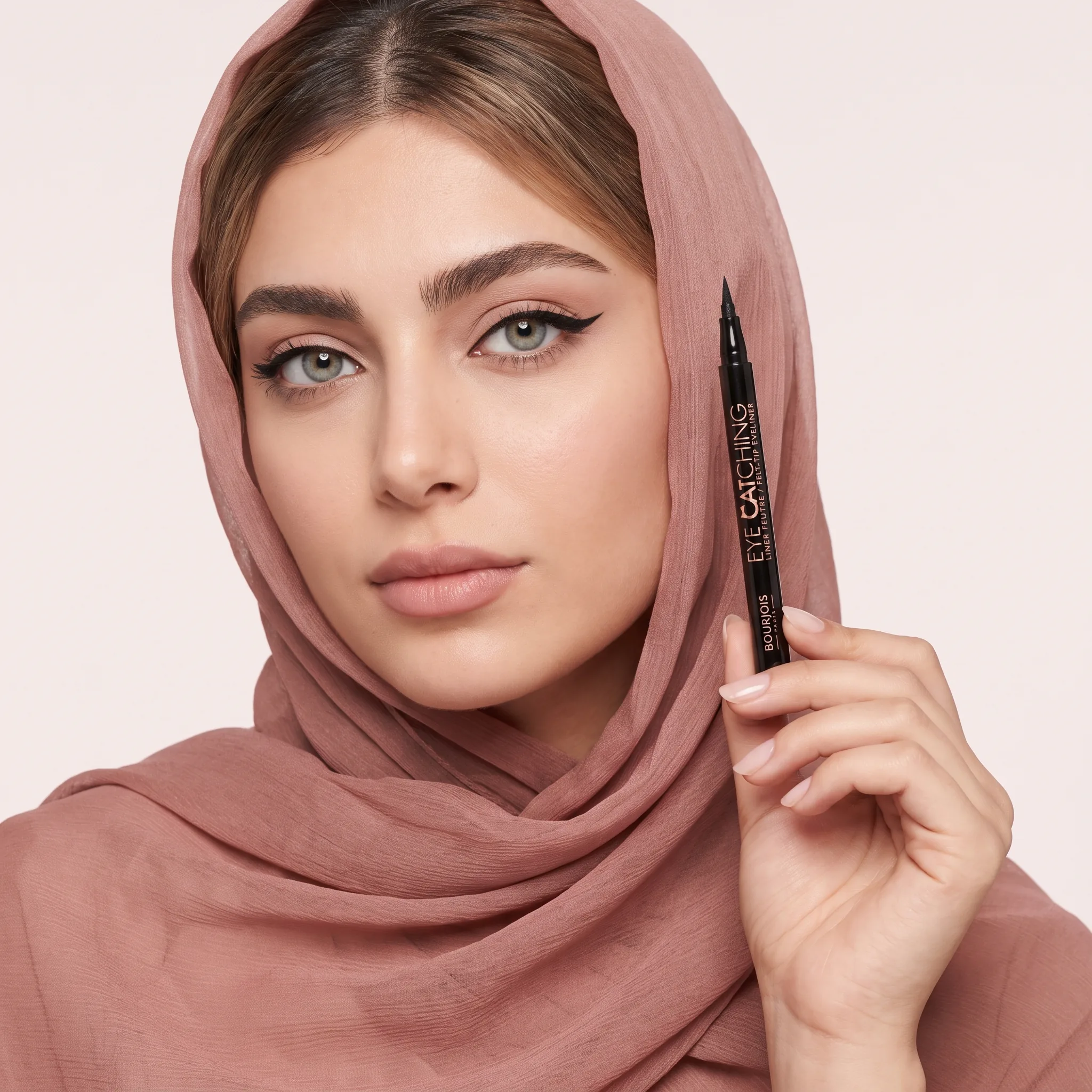 خط چشم ماژیکی بورژوا مدل Eye Catching کد ۰۱ مشکی در دست مدل