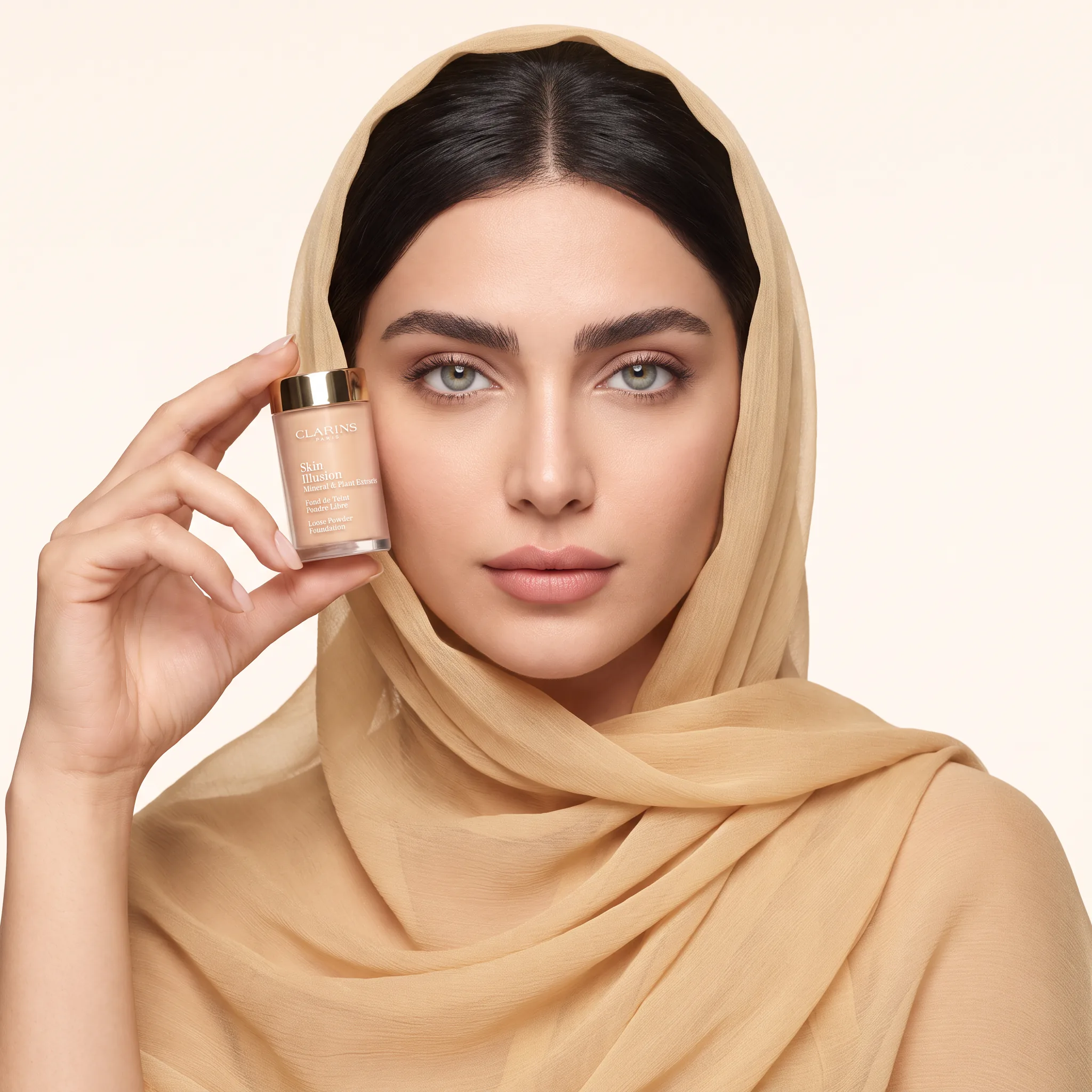 کرم پودر پودری کلارنس مدل Skin Illusion — سایز مینی در دست مدل