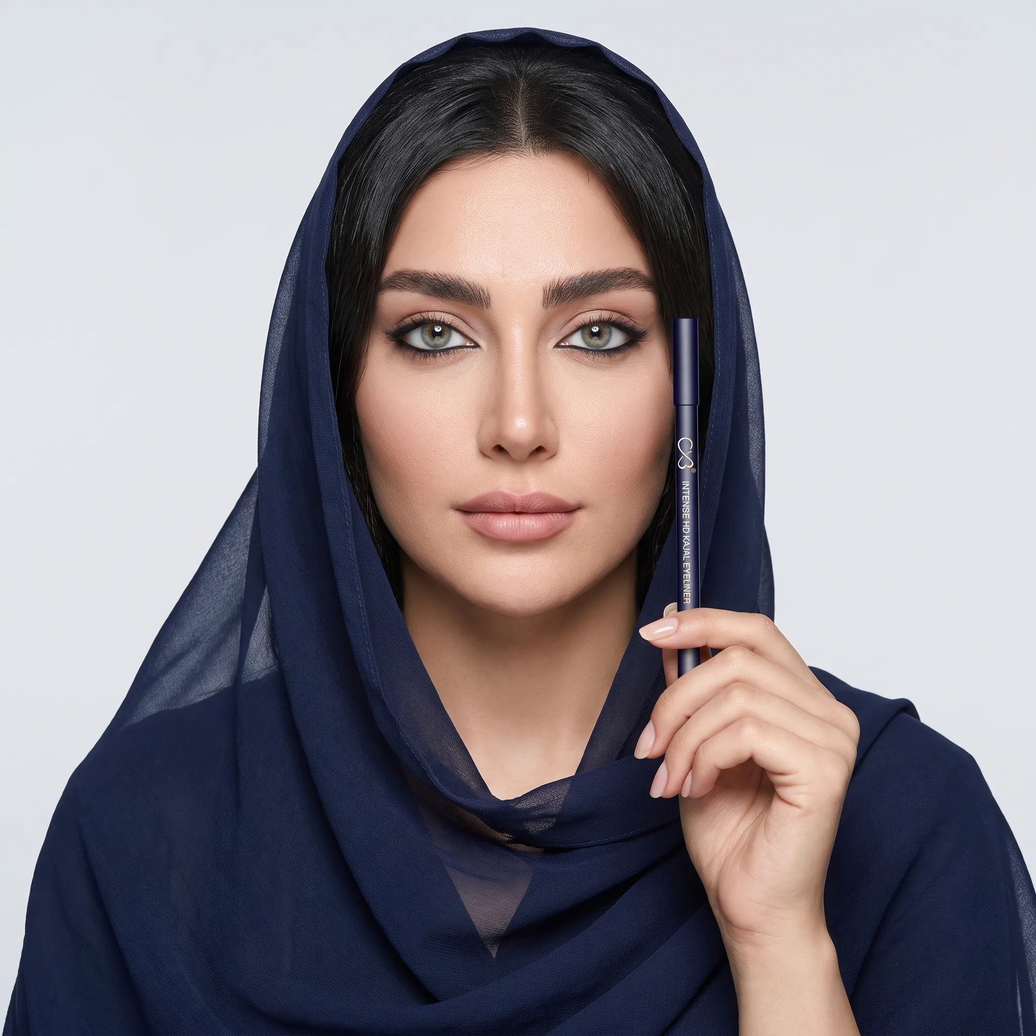 مداد چشم کژال سی وی بی در دست مدل