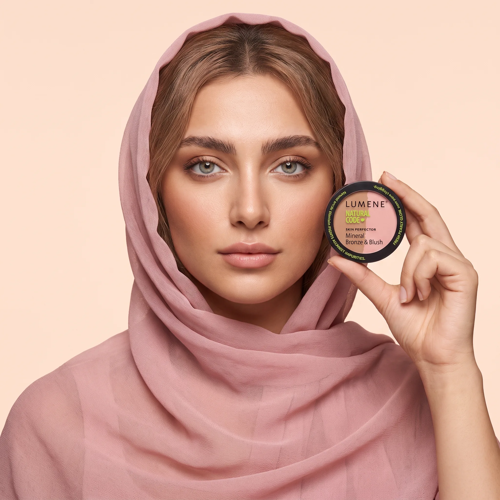 برنزر و رژگونه لومن مدل Natural Code — پنکک ۲ کاره در دست مدل