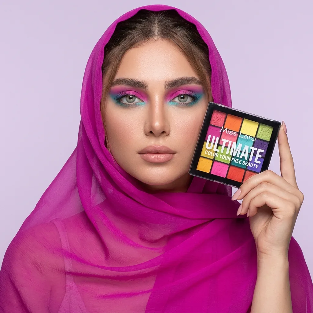 پالت سایه میس لارا در دست مدل