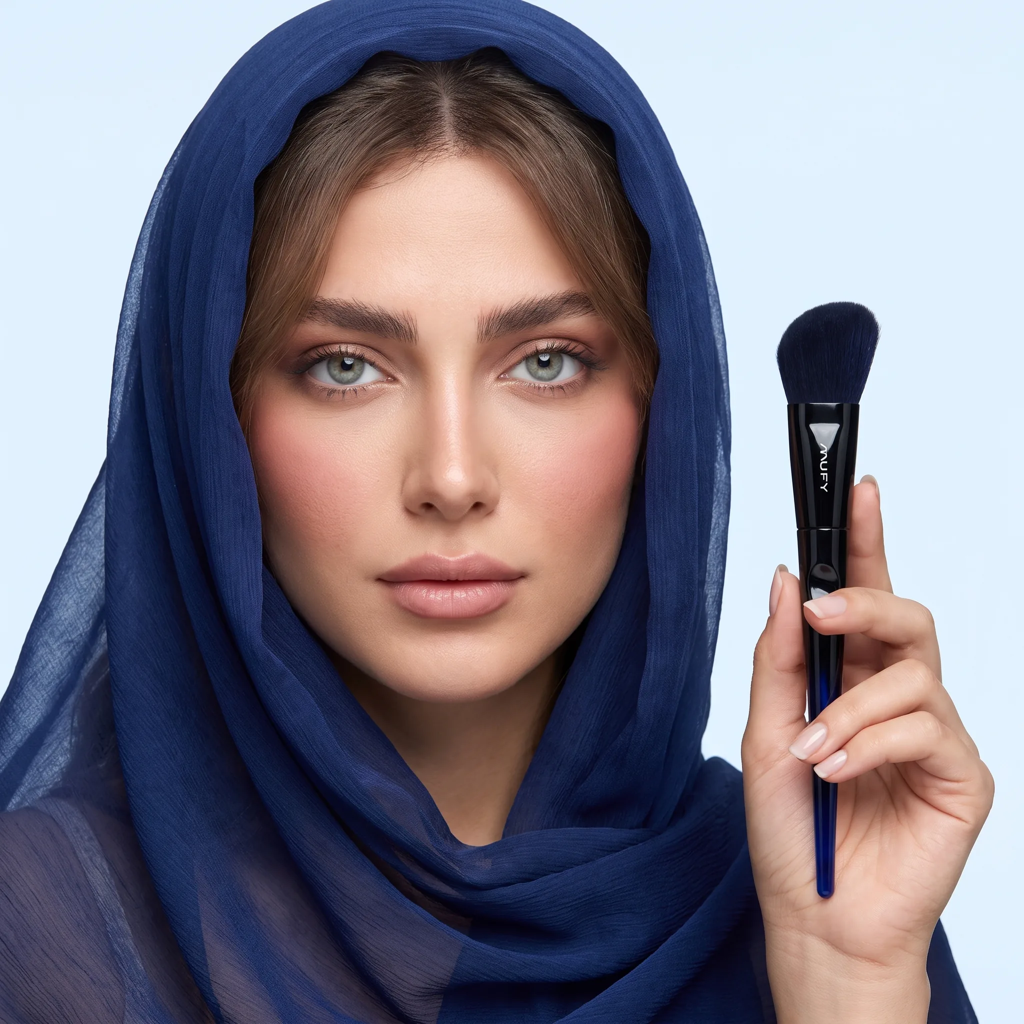براش رژگونه مافی در دست مدل