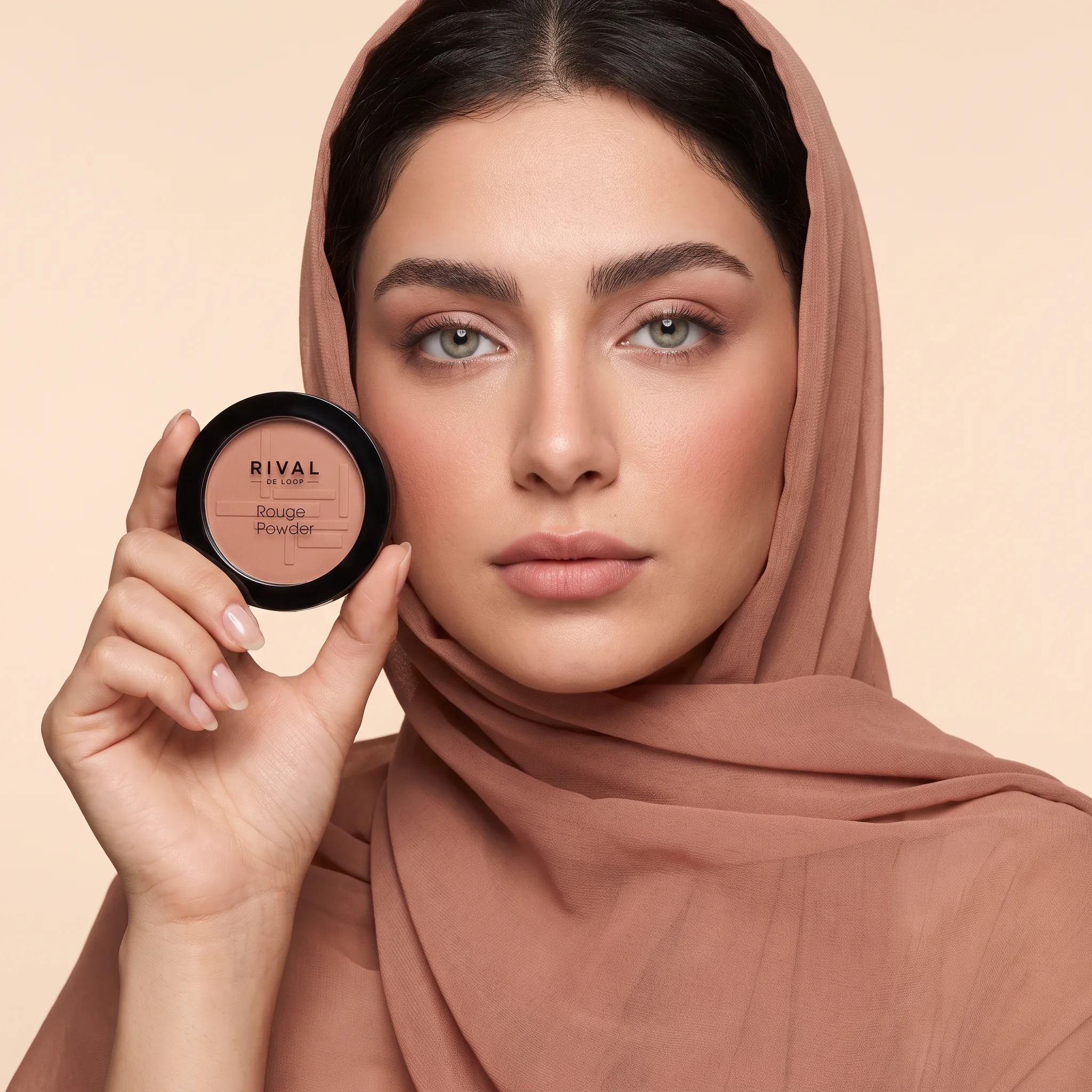 رژگونه پنککی ریوال دلوپ مدل Rouge Powder در دست مدل