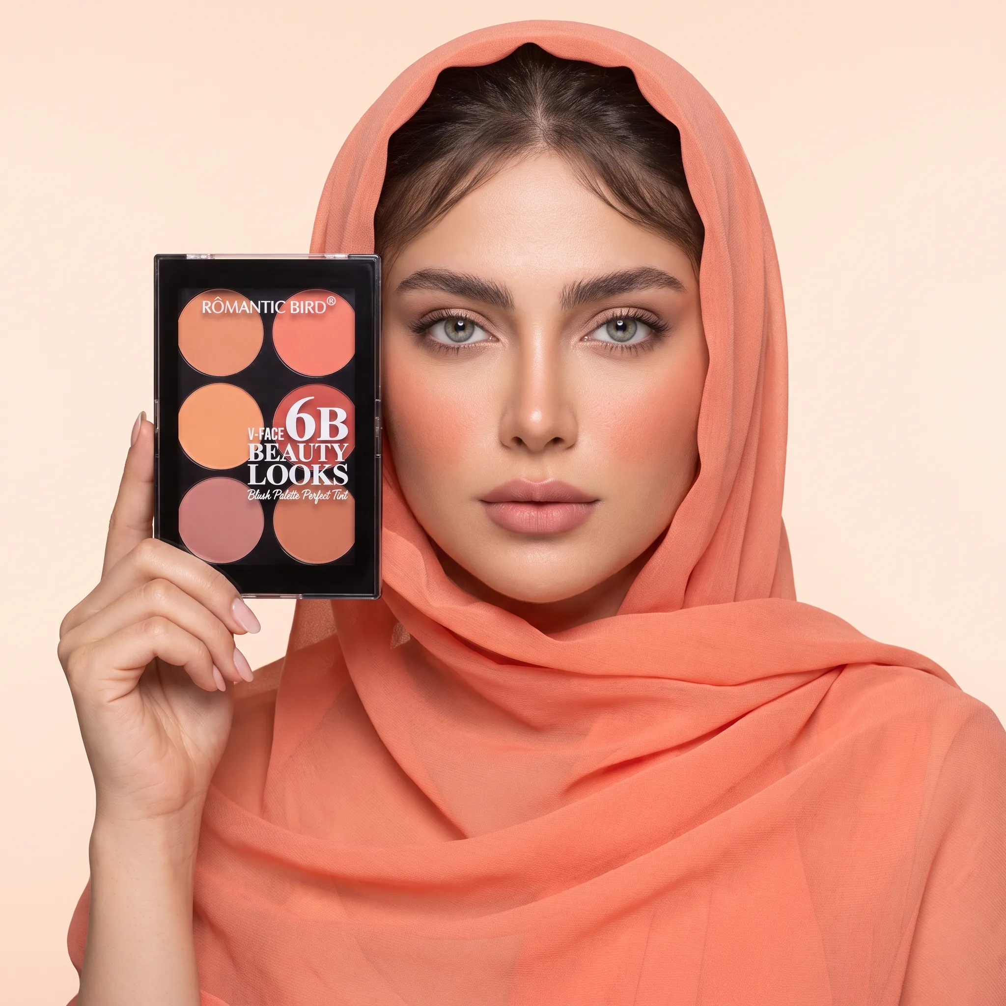 پالت رژگونه رمانتیک برد ۶ رنگ مدل V-Face Beauty Looks در دست مدل